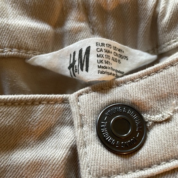 Khaki shorts - Picture 2 of 3